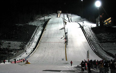 PŚ Lillehammer: Śnieżyca pod skocznią, skoki przełożone na 17:00